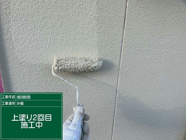 適切な乾燥時間を挟んで上塗り塗料を重ねて美しく仕上げている施工の様子