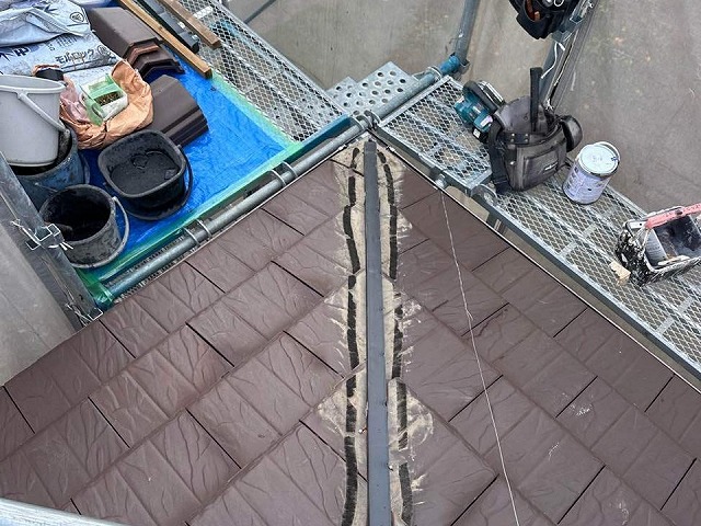 下屋根の棟部への垂木取り付けが完了した様子