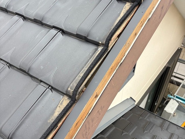 ケラバ部木下地への水切り材取り付けが完了した状態