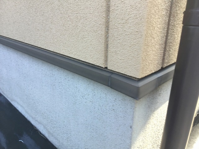 無料点検で土台水切り部分に色あせが見られる様子