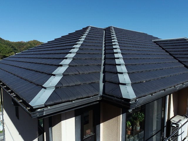 平板瓦屋根の隅棟に取り付けられた板金役物の劣化状況
