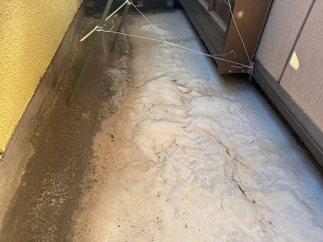 塗膜に膨れや傷みが見られるベランダ防水の状態