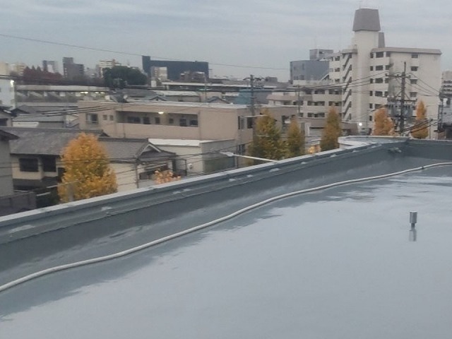 名古屋市天白区の屋上防水工事、パラペット立ち上がりに高強度ウレタン防水材の施工