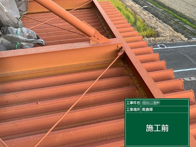 工場建物の庇の折板屋根に色あせや塗膜剝がれ