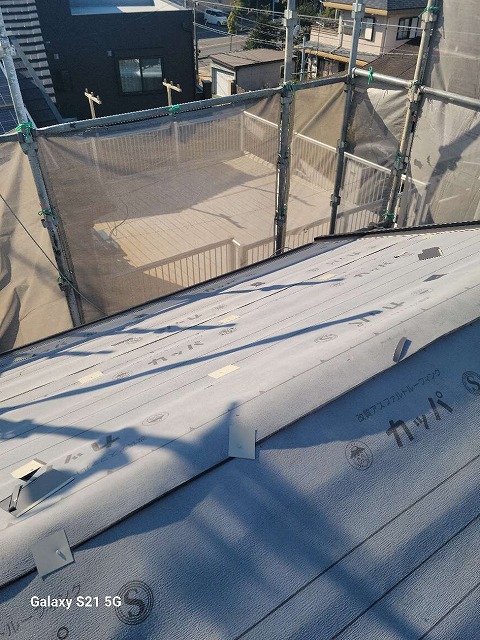 屋根カバー工事で改質アスファルトルーフィングの敷設が完了した状況