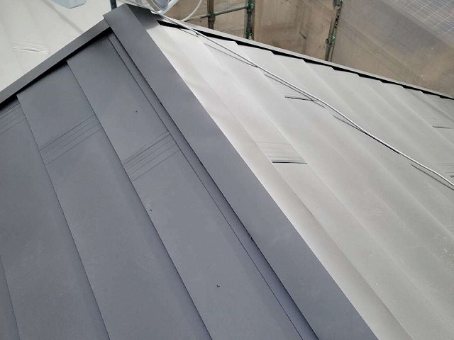 劣化しったスレート屋根の上にガルバリウム鋼板屋根を被せて仕上げるカバー工法メンテナンスの完成