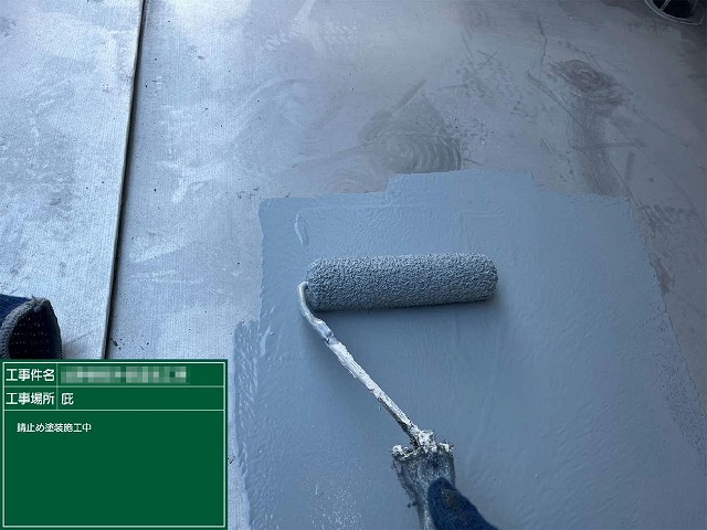 外壁塗装メンテナンスの庇板金へのサビ止め塗装施工状況