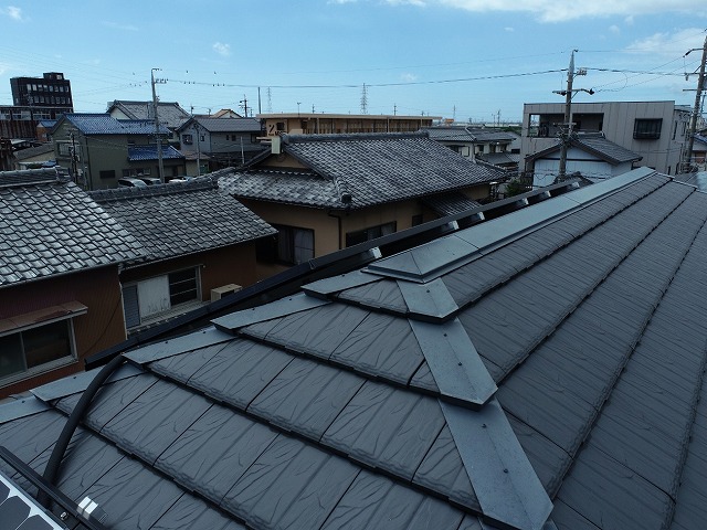 平板瓦屋根の棟板金の浮きを確認