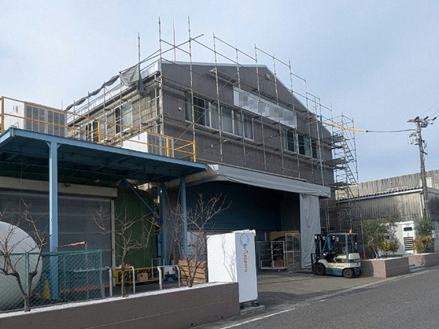 工場建物の外壁正面に対するカバー工法による改修工事が完成