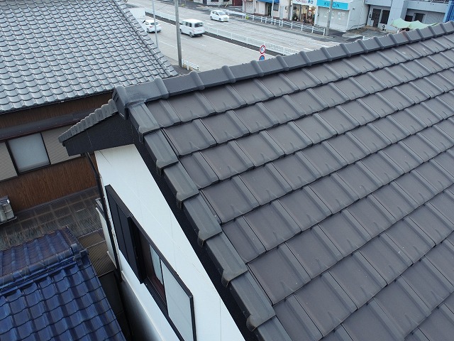 名古屋市熱田区でケラバの袖瓦取り直し工事、既存袖瓦の取り外しと下地の傷み具合