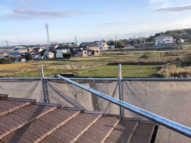 板金役物と瓦役物との取り換え工事のための足場設置状況