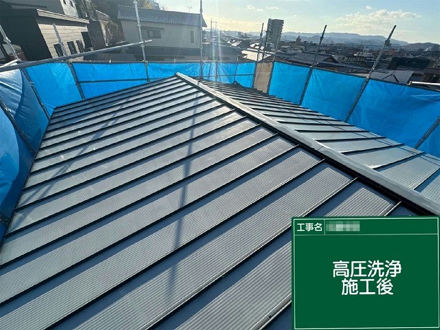 ガルバリウム鋼板屋根塗装工事の大屋根への高圧洗浄が完了