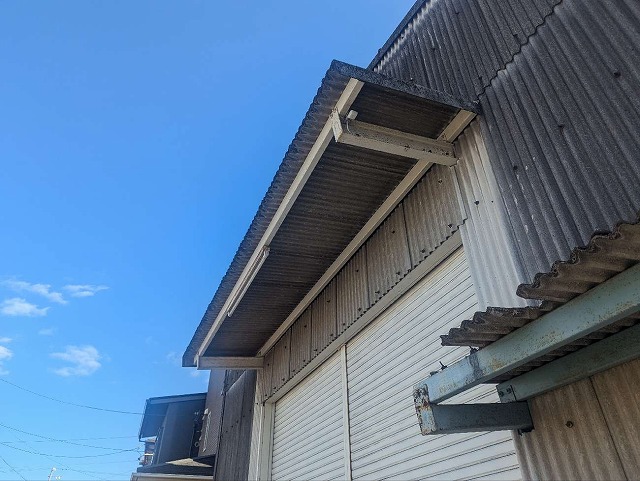 波型スレート外壁を固定するボルトのサビを確認した現場調査