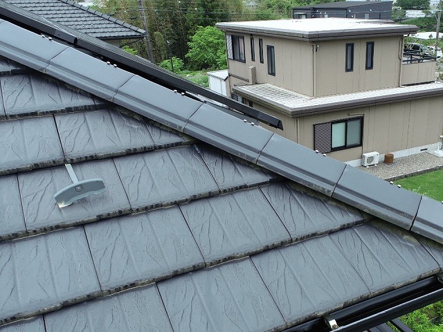 屋根の無料点検で棟のビスの緩みを確認