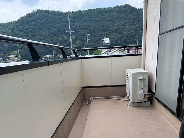 劣化したベランダ内壁に対する板金カバー補修が完了