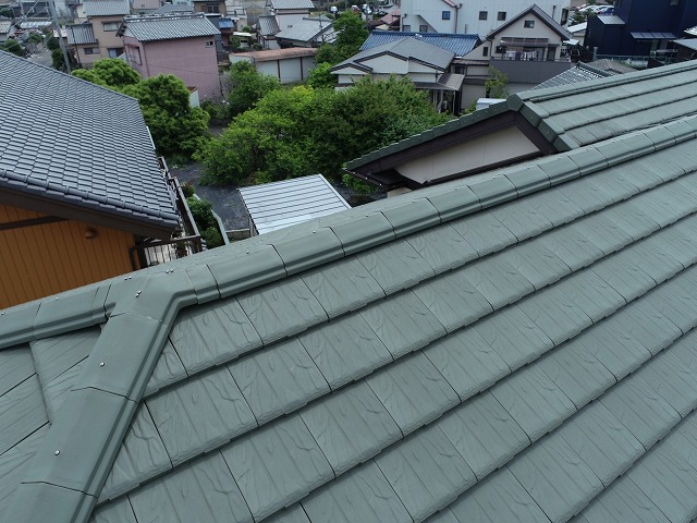 ドローンを用いた住宅の点検で棟瓦のビス浮きを確認