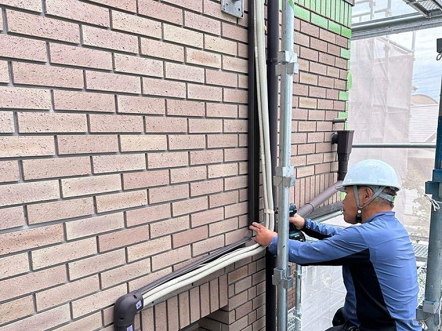 乾式タイル目地込み工事で施工前の準備を行うタイル職人