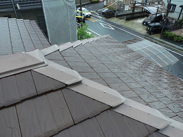住宅屋根の棟板金の塗膜剥がれやサビなど確認した現場調査
