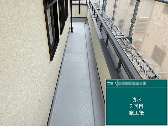 ベランダ防水トップコート塗り替え工事の2回目塗布が完了