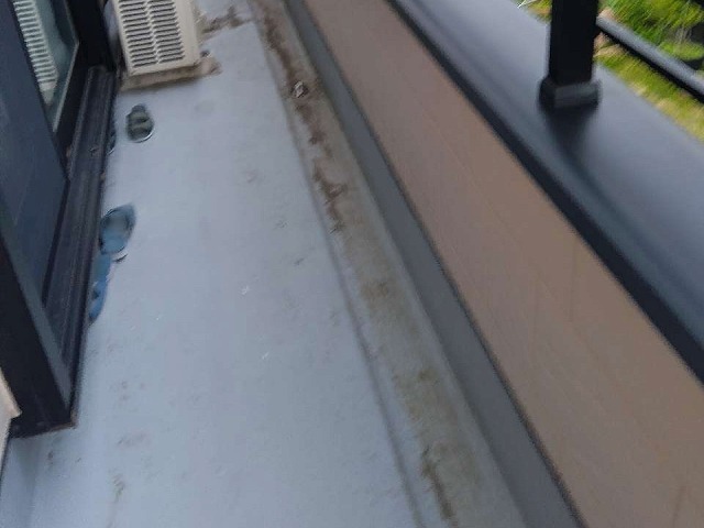 住宅の現場調査でベランダ防水の色あせを確認