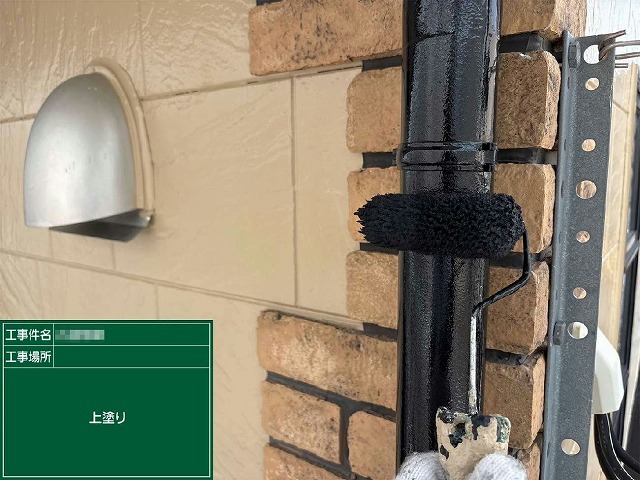 「エスケー一液NADウレタン」を用いた竪樋への塗装の様子