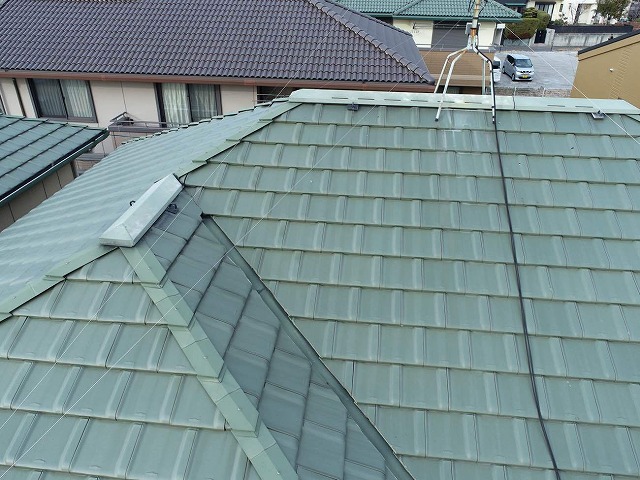 アパート建物の屋根調査で谷板金の色あせを確認