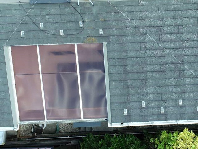 バルコニー屋根のポリカーボネート平板の劣化を確認した現場調査