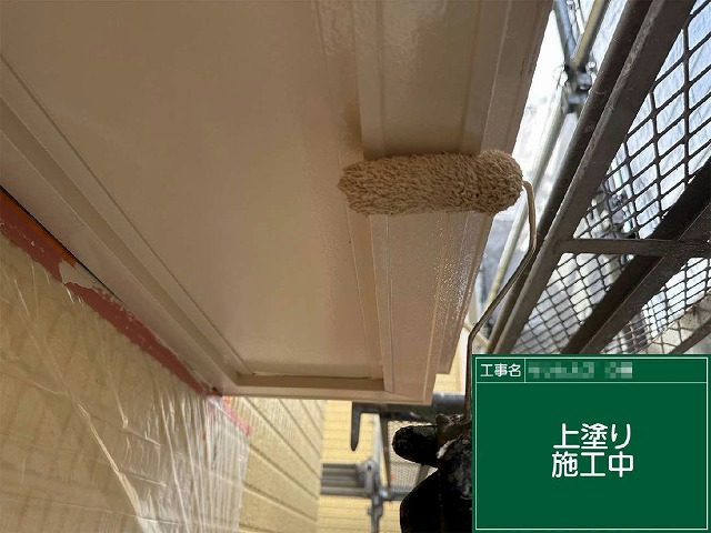 アパート外壁塗装工事のフラワーボックスへの2回目上塗り