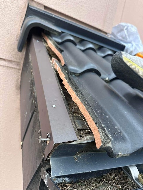 屋根袖瓦取り直し工事で行った水切り板金取り付けによる木下地の補強