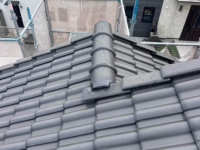 棟瓦取り直し工事でコーキング処理を行った状況