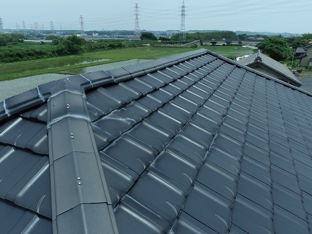 住宅の無料点検で平板瓦の棟のコーキングに劣化を確認