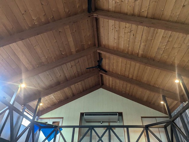 愛知郡東郷町で屋根カバー工事による雨漏り修理、防水シートの敷設と金属屋根の搬入