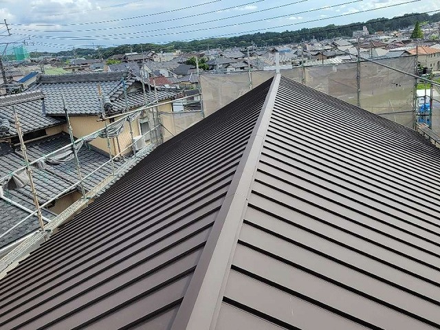 雨漏り修理のための屋根カバー工事の完成