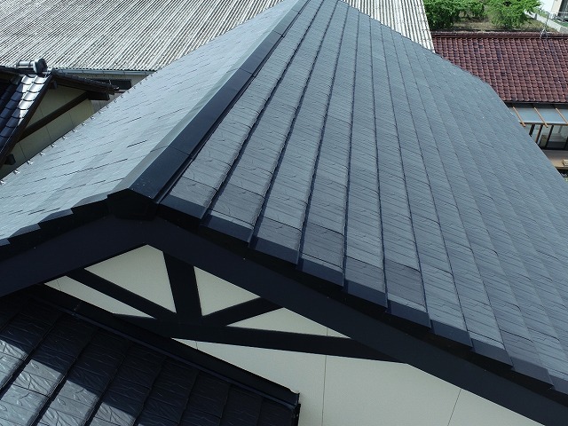 住宅屋根点検で平板瓦に設置されているケラバ板金に色あせを確認