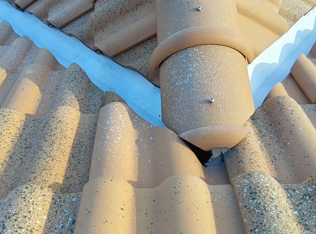 住宅屋根の谷板金の色あせ