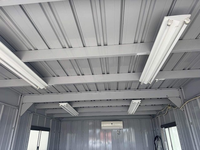 室内に新たな断熱層を設ける断熱工事を行うガレージの天井