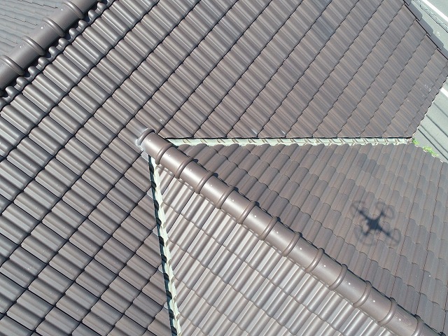 住宅屋根の無料点検で谷板金のサビなどの劣化を