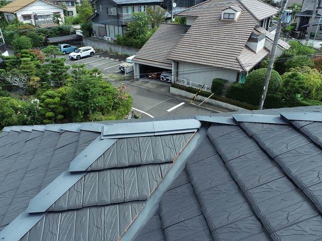 雨水が集中する谷部の谷板金に色あせが確認できる劣化状況