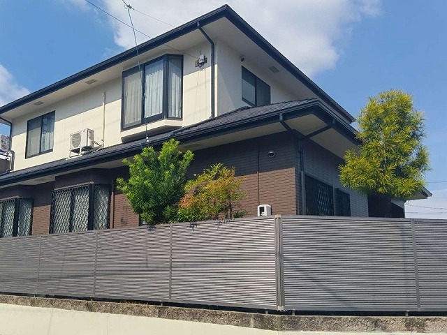 現場調査でサイディング外壁の反りやコーキング劣化などが確認された住宅建物の状況