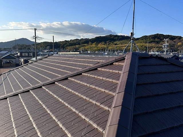 棟瓦の再設置が完了した屋根全体の仕上がり状況