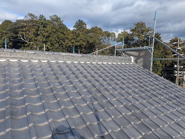 漆喰の詰め直しがすべて完了した屋根全体の様子