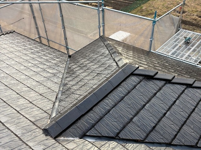 屋根の棟に瓦役物が取り付けられた取り替え完了後の屋根の全体像