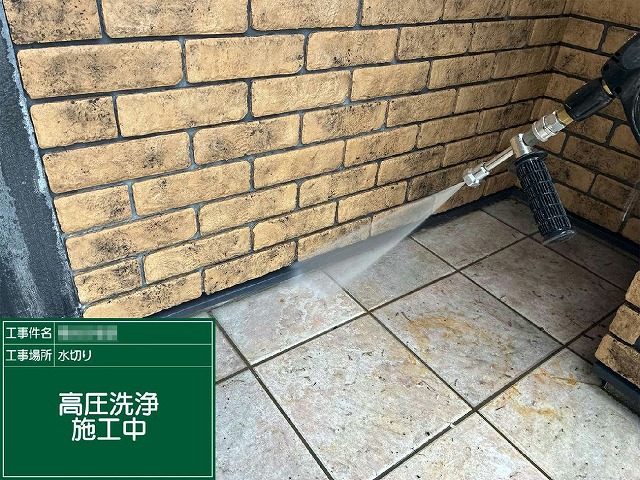 土台水切りに高圧洗浄を行っている様子