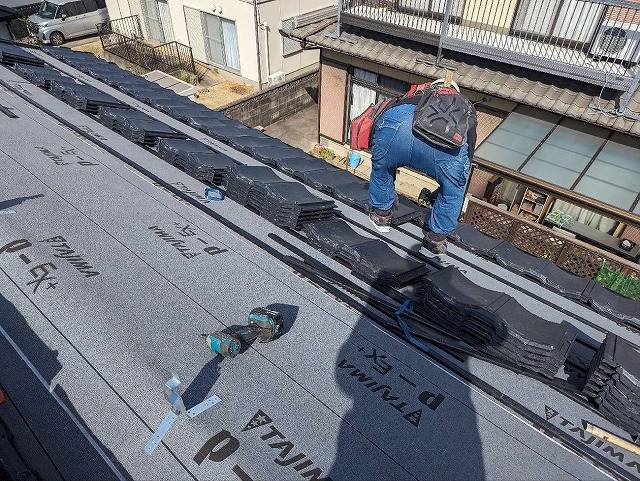 屋根葺き替え工事で屋根仕上げ材のルーガ雅を搬入している状況