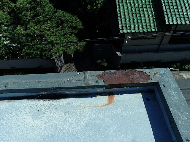陸屋根住宅のパラペットに設置している笠木板金の著しい腐食