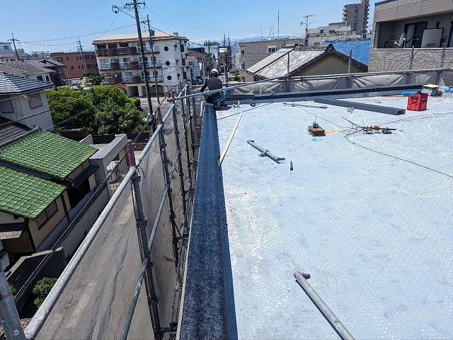 陸屋根屋上のガルバリウム鋼板製の笠木を設置する下地が完成