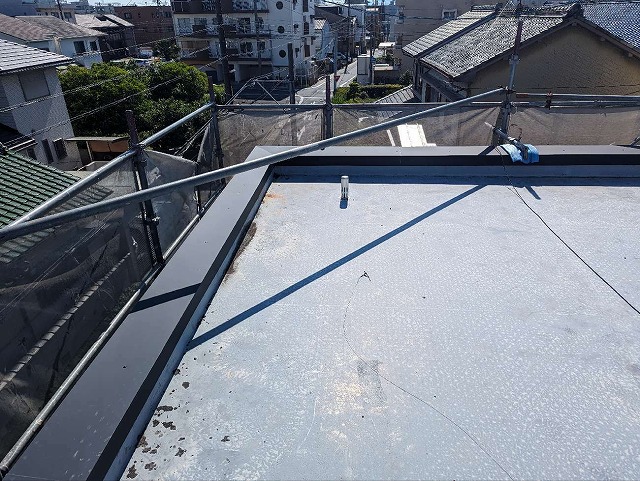 陸屋根住宅のパラペット部笠木取り換えメンテナンスが完成した状況