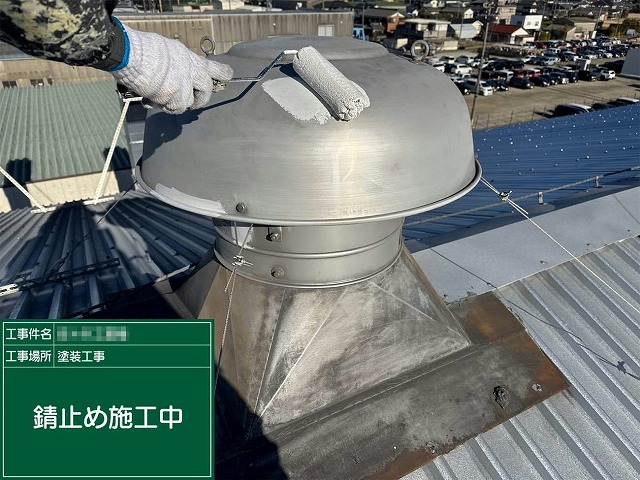 工場建物屋根改修工事のダクト部に対するサビ止め下塗り