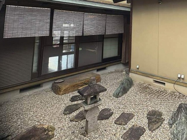 木部塗装によるメンテナンスを行う和風住宅の庭