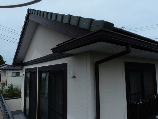 ドローンを用いた住宅の点検で袖瓦のビス浮きを確認